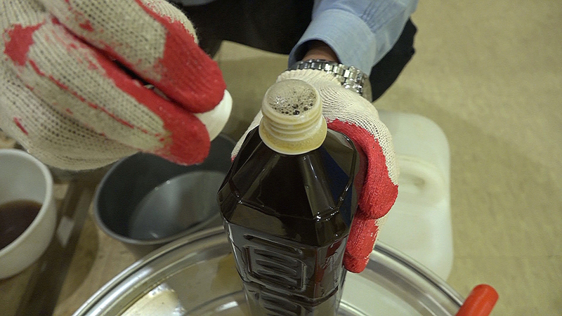 ⓒ jadam.kr Move the liquid into bottles. Do it while still boiling. Leave no air pocket. 