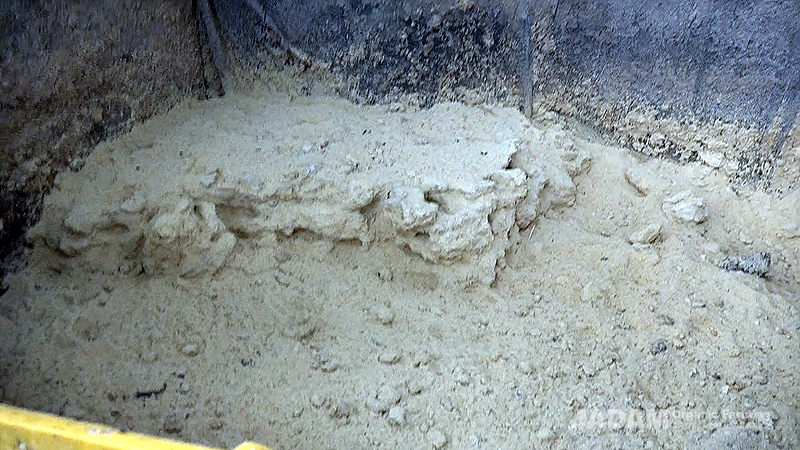 Mix 10 shovels of rice bran with 2 buckets of bean-boiled water. Let it&nbsp;ferment for 3 days. If it's over-fermented and discolored, pigs don't like it.