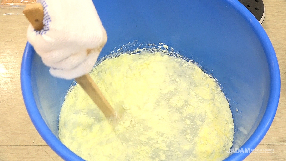 Add Sulfur 2.5kg(5.5lb)+Sodium Hydroxide 2kg(4.4lb)+Sea salt(or Rock salt) 250g(8.8oz)+Water 5L(1.32lb) and stir.