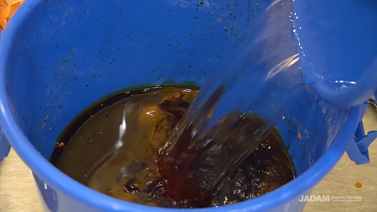 When sulfur is completely dissolved, add 3.2kg(7.05 lb) of water.