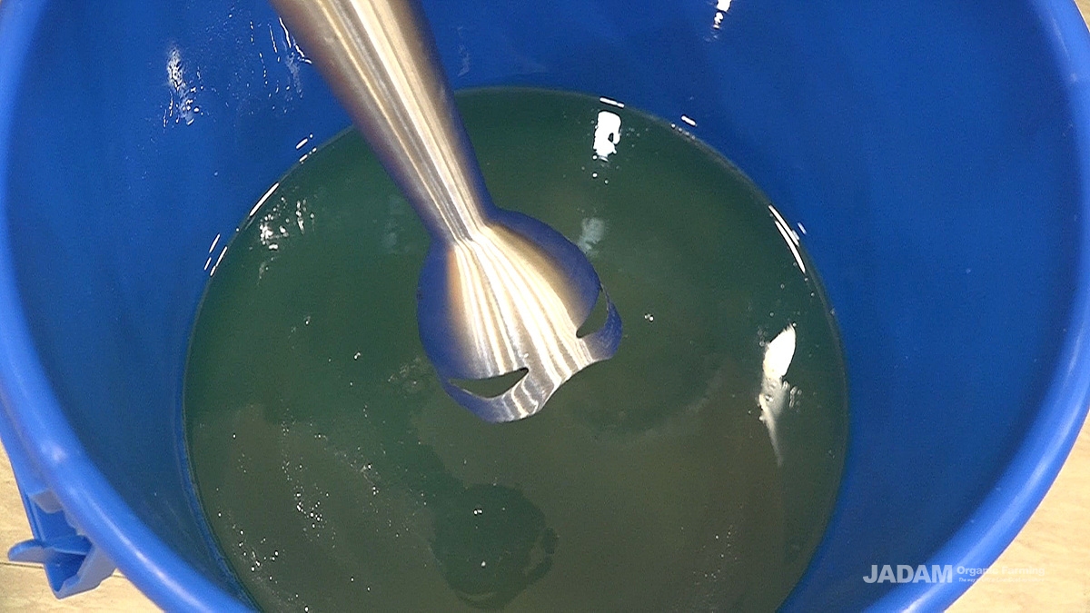 When the potassium hydroxide is completely dissolved, add 3.6L of Canola Oil and turn it back to a drill. At this time, the drill uses a clean one that is not contaminated.