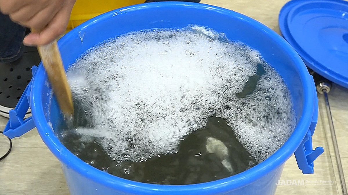 Add 4L of water and melt slowly.