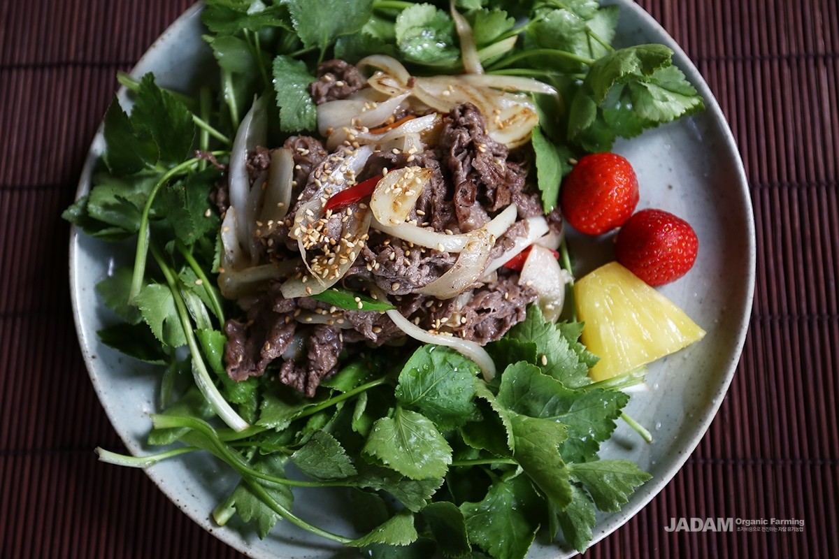 It is mainly eaten fresh as a wrap vegetable or in salads, or lightly blanched and seasoned as a side dish.