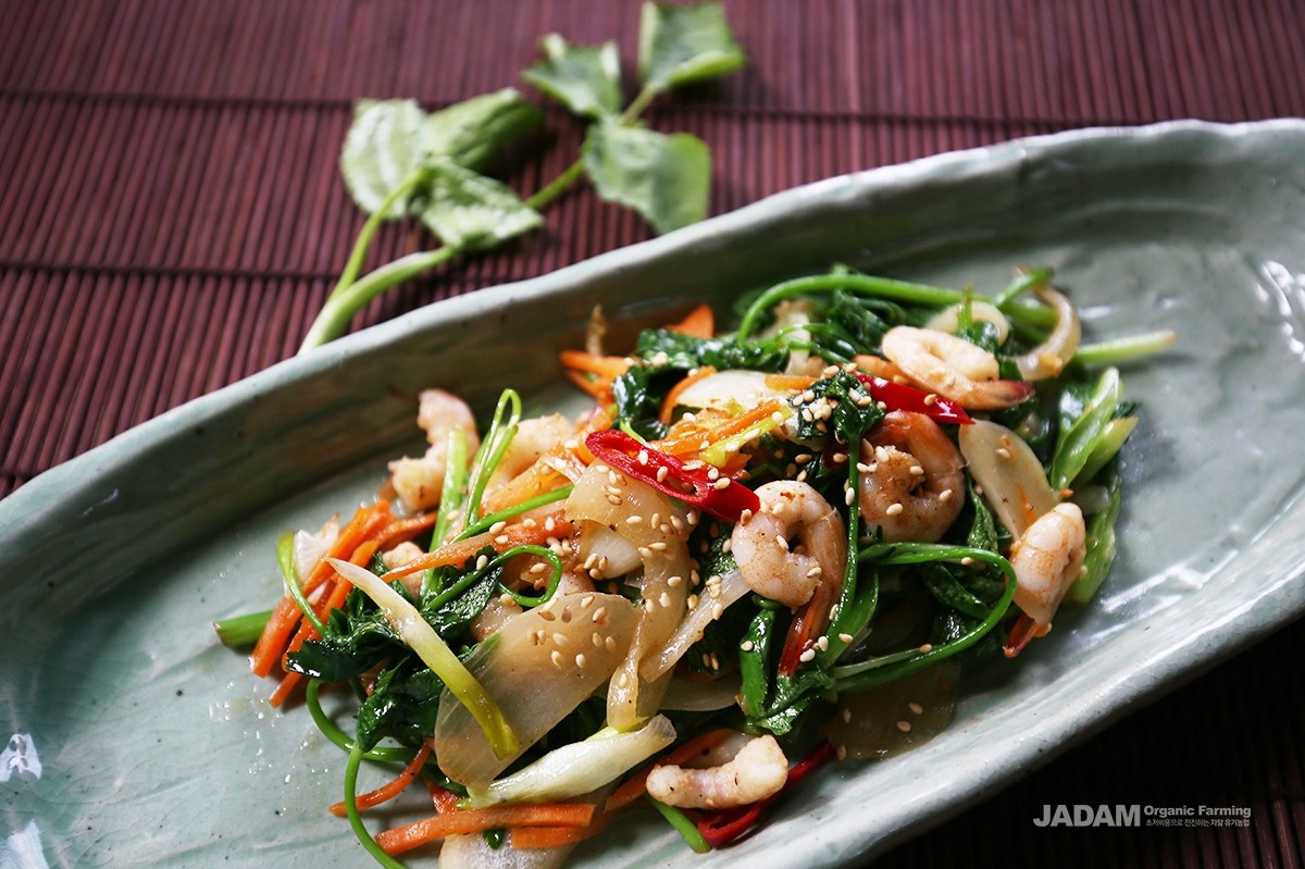 It can also be stir-fired with meat or fish for added fragrance.