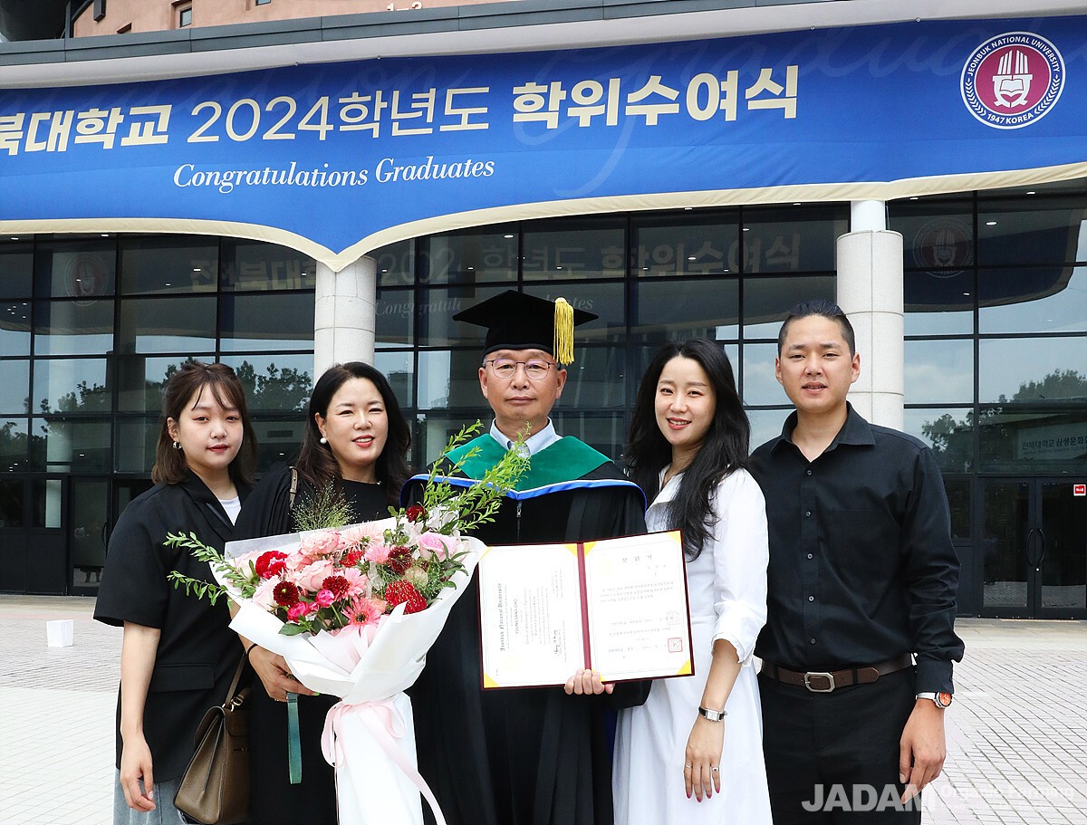 Dr. Cho, his wife Sunhwa Ju, and their three children—(from left) Yea Cho, Sunhwa Ju, Youngsang Cho, Sunyoung Cho, and Sungwoo Cho—who have supported and sustained the JADAM farming movement together.