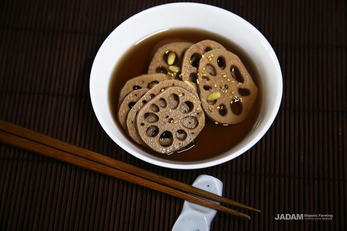 The roots can be lightly blanched and used in salads, or prepared as stews, tempura, or pickles.