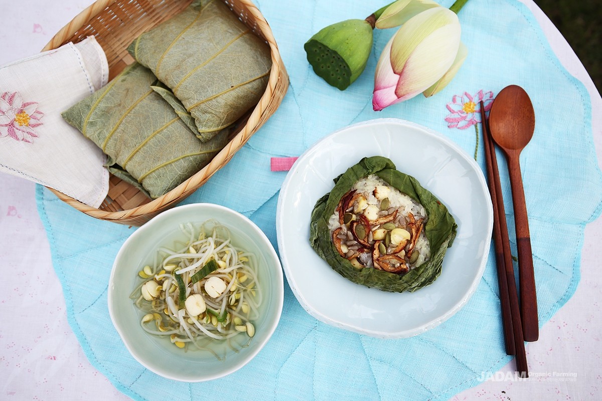 The leaves can be roasted to make tea, or used to wrap rice or meat for steaming or boiling.