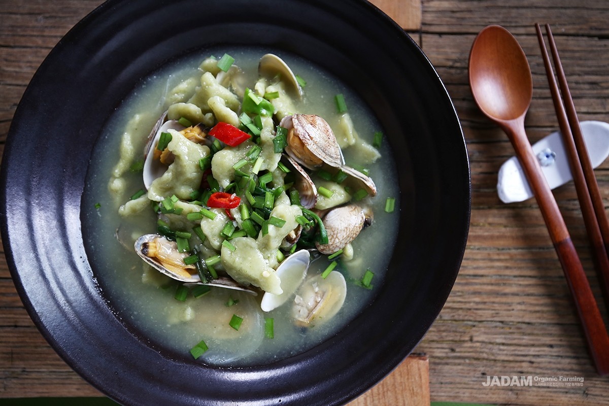 It can also be added to soybean paste soup, or juiced and kneaded into flour dough to make a variety of noodle dishes.
