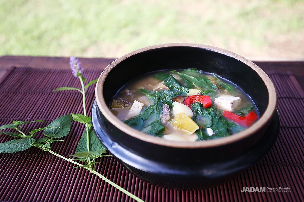 It is widely used as a seasoning for various summer dishes such as stews, spicy fish soup, and loach soup.