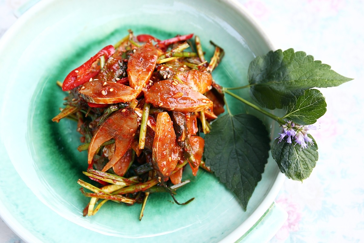 In dishes like Bang-a leaf raw fish salad, it is used for its refreshing flavor. When grilling meat or eating raw fish, the leaves can be used as a wrap instead of perilla leaves.