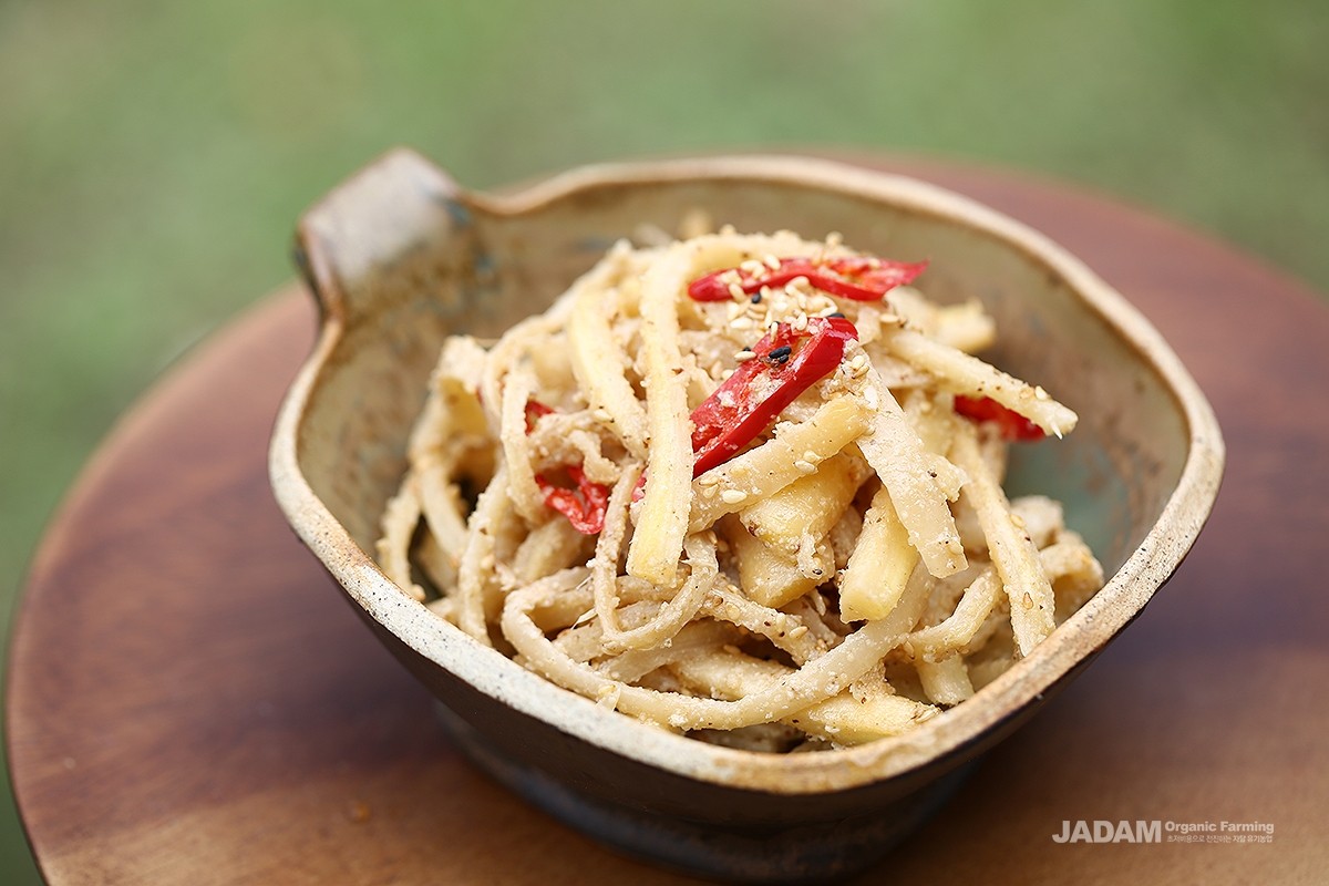 It can be prepared as a fresh salad mixed with cucumber and seasonings (cho-muchim, a Korean-style vinegar-based salad) or blanched and seasoned as namul (vegetable side dish).