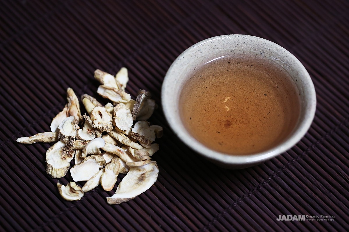 The root can also be soaked in alcohol to make an infused liquor, or dried and roasted to brew as tea.