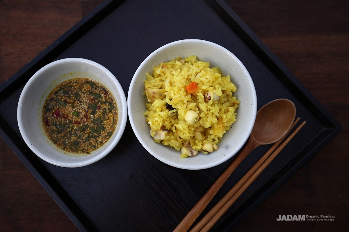 A small amount of powder added to rice gives a nutritious dish with a golden color.