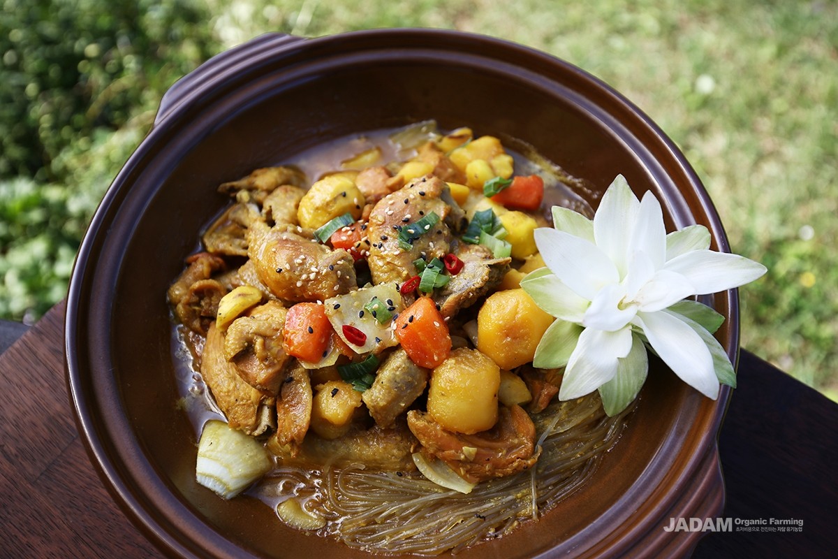When used in fish or meat dishes, it removes unpleasant odors and enhances flavor.