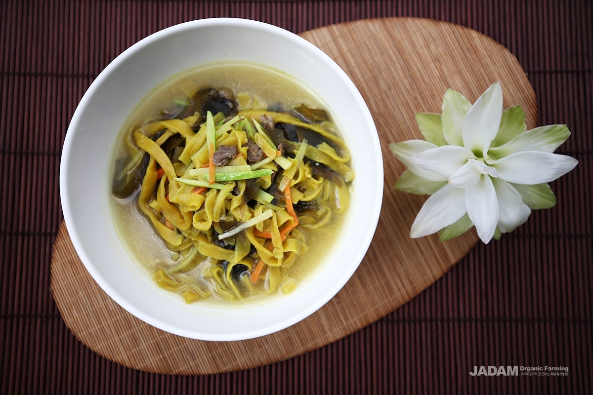 Powder can also be kneaded into dough to make noodles such as kalguksu (Korean knife-cut noodles).