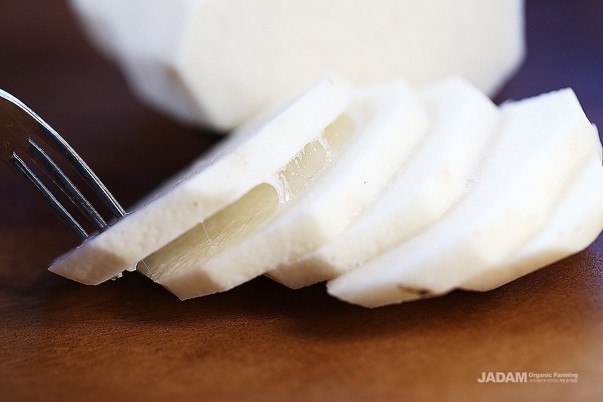 The underground storage organ is a club-shaped tuber, white inside, and when cut exudes a sticky mucilage.