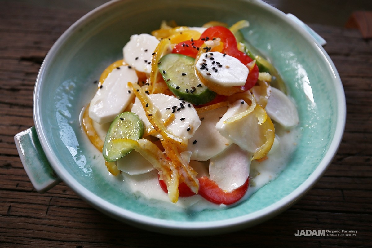 Crisp in texture, it can be eaten raw in salads or roasted.