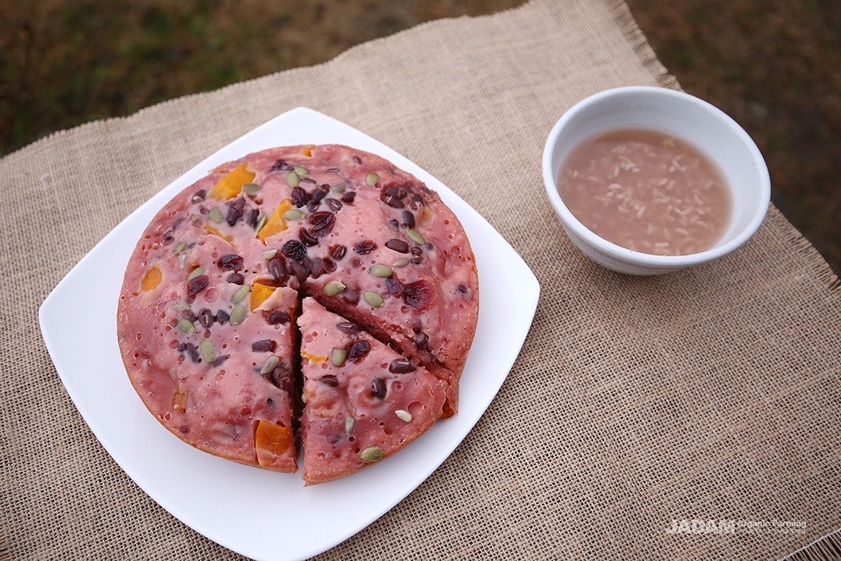 The juice or powder can be mixed with wheat or rice flour to make dough for noodles or rice cakes.