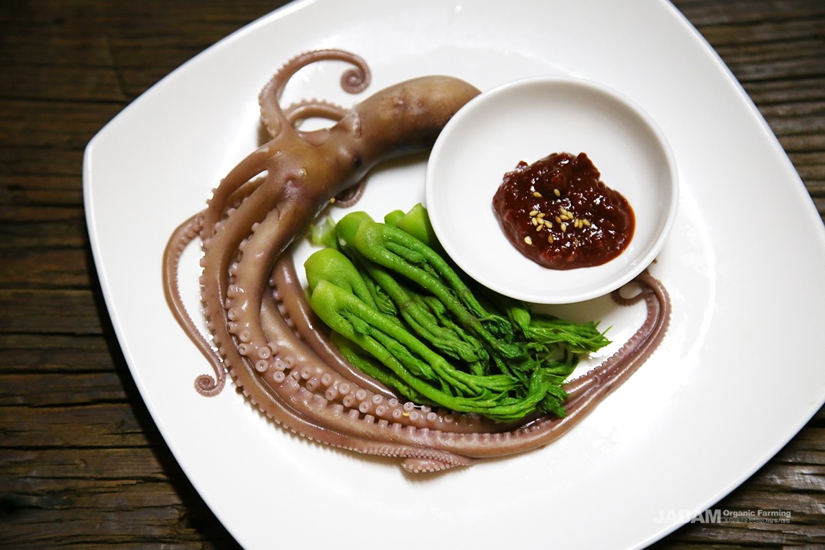 They are blanched and served with chili-vinegar paste (chogochujang) or seasoned as a side dish.