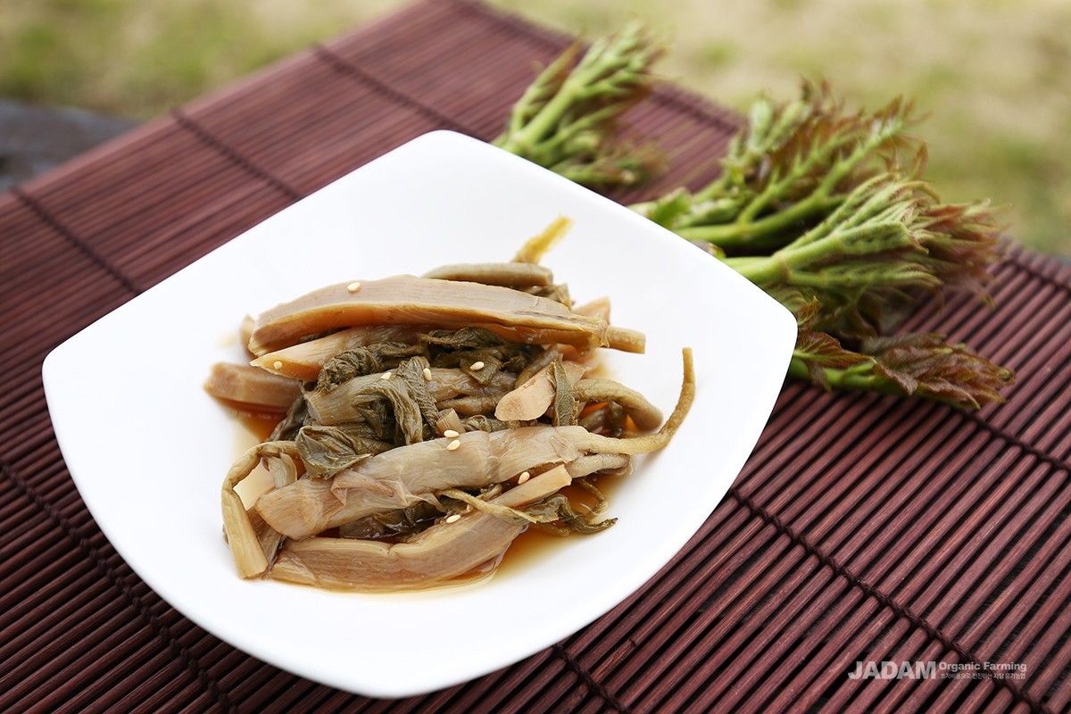 They can also be preserved in soy sauce or red chili paste to make flavorful pickles (jangaiji).
