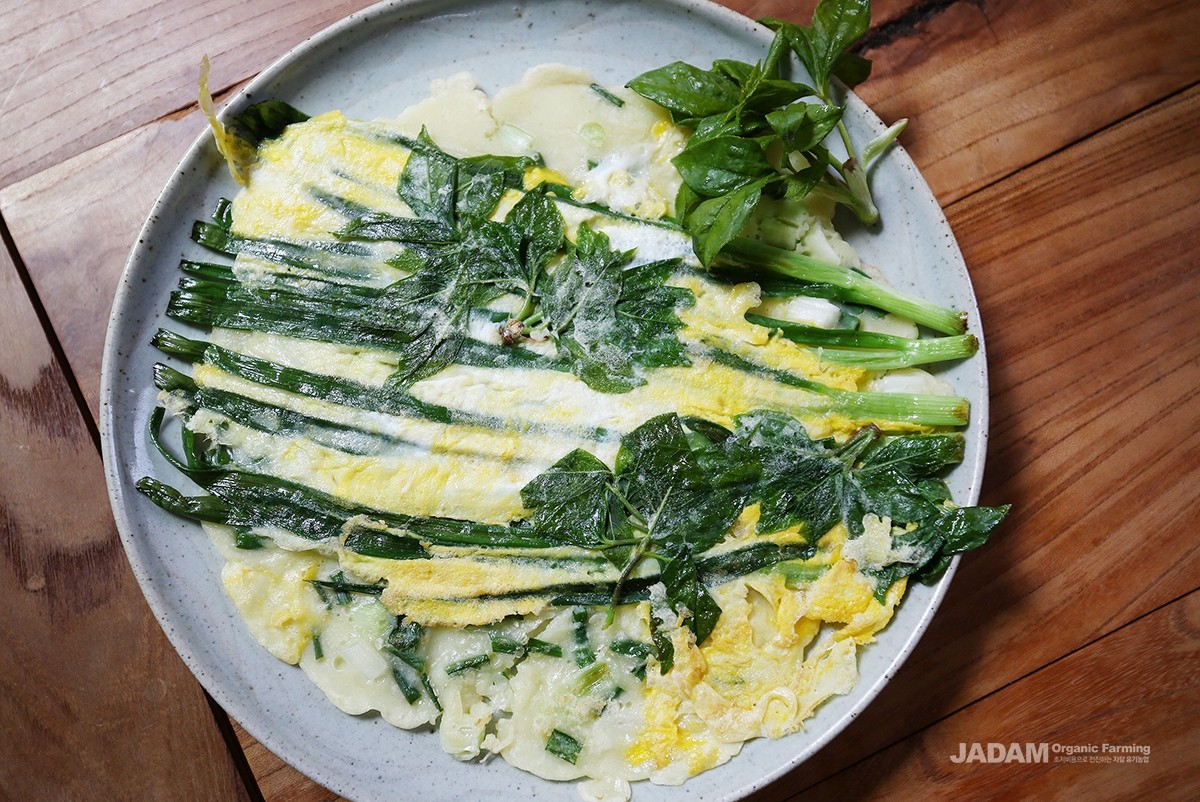 The young leaves are blanched to remove bitterness, then seasoned as vegetables, or cooked as pancakes or tempura.