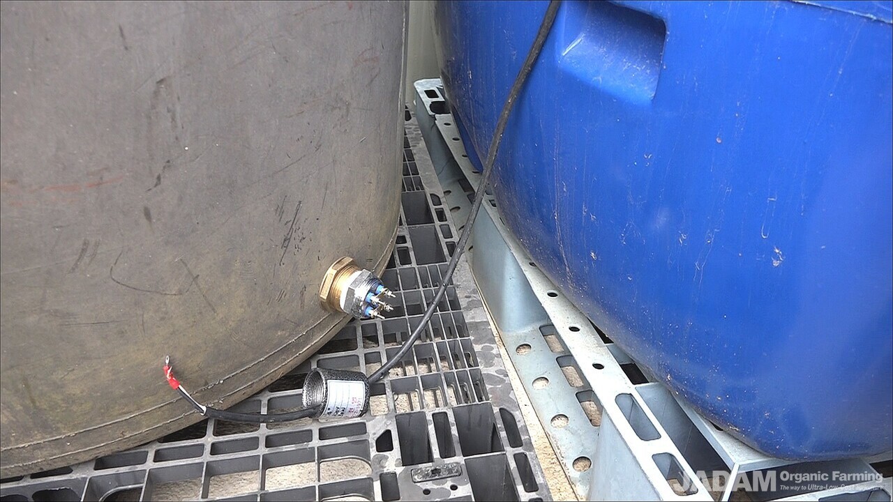 A heater rod is connected to the bottom of the JMS container instead of a coil heater.