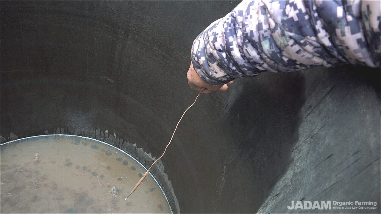 The JMS container is left unwashed, always keeping the leftover microbial sediment for the next batch.