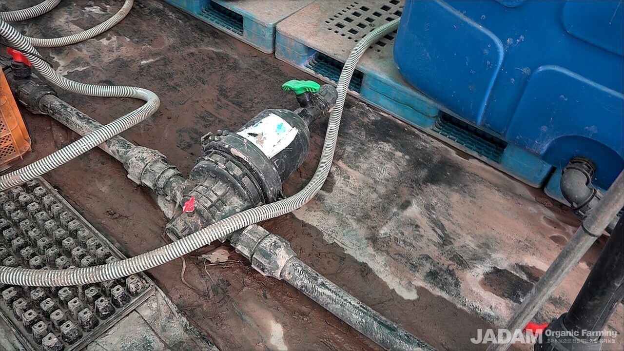 Fertigation system with three filtration units.
