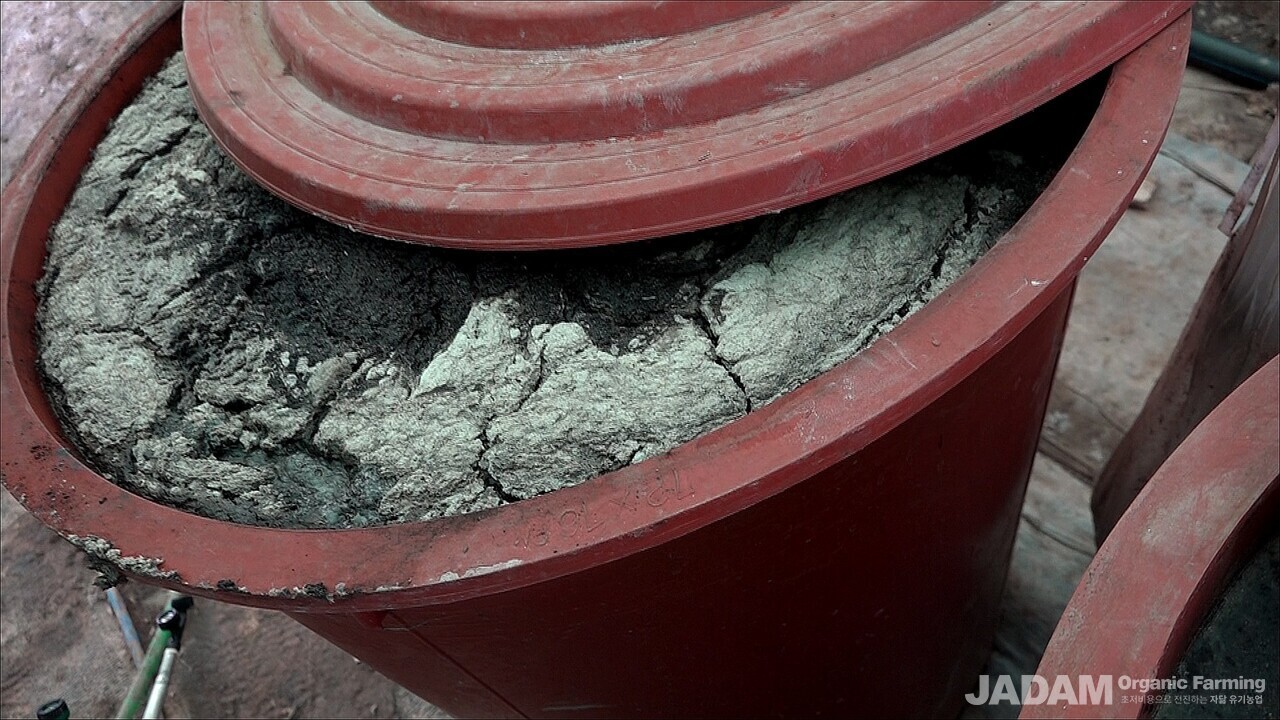 Container with JLF